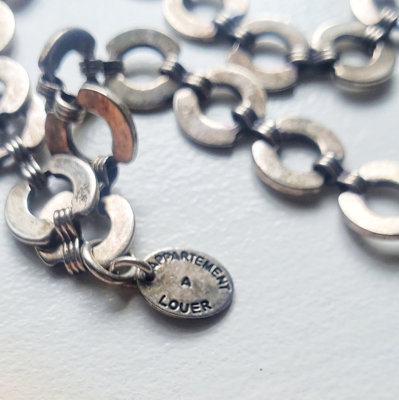 Appartement A Louer Metal and Rhinestone necklace - Picture 3 of 5